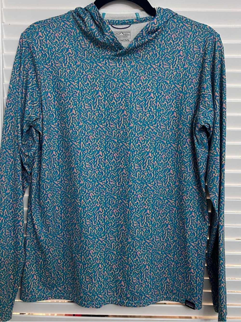 Patagonia Teal Multicolor Graphic long sleeve Hooded Athleisure shirt top medium